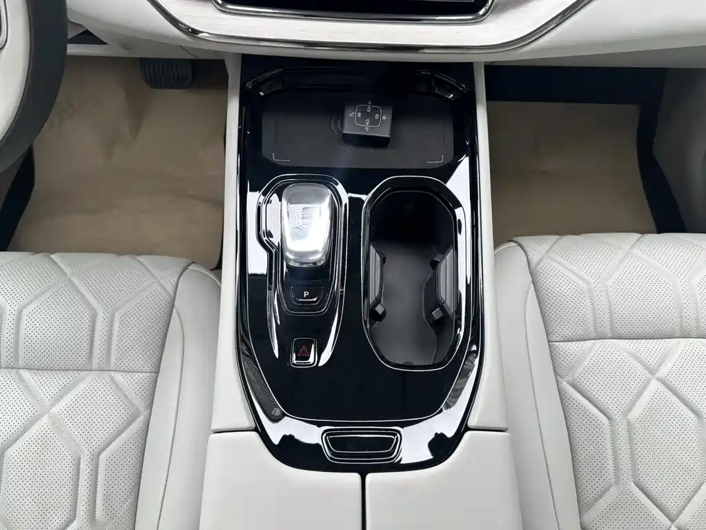 Volvo EM90 2025 Ultra мест