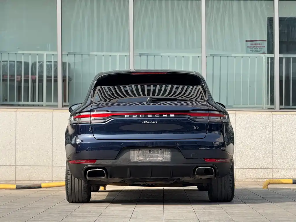 PORSCHE MACAN