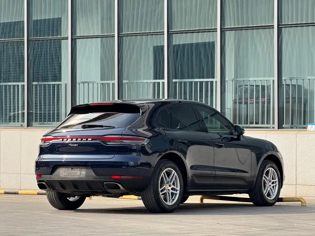 PORSCHE MACAN