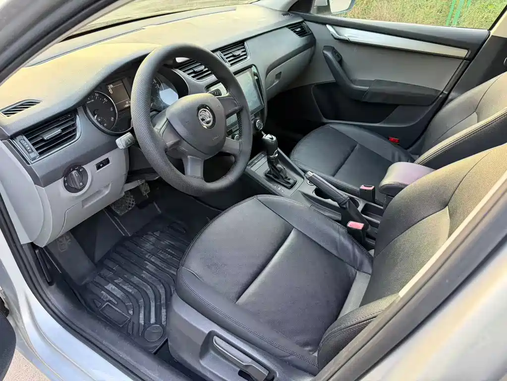 Skoda Octavia 1.6L Auto Comfort Supreme Edition, фото 4