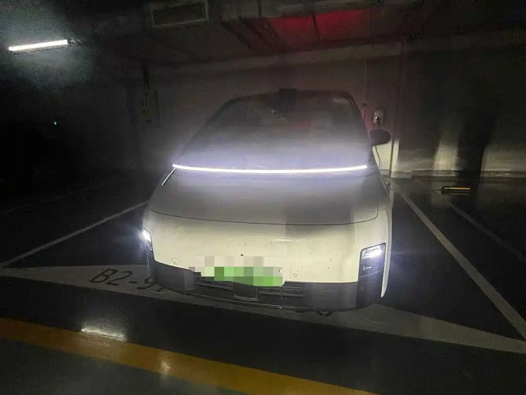 Li Auto Li MEGA — миниатюра 2