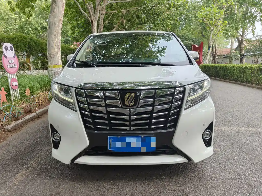 Toyota Alphard — миниатюра 2