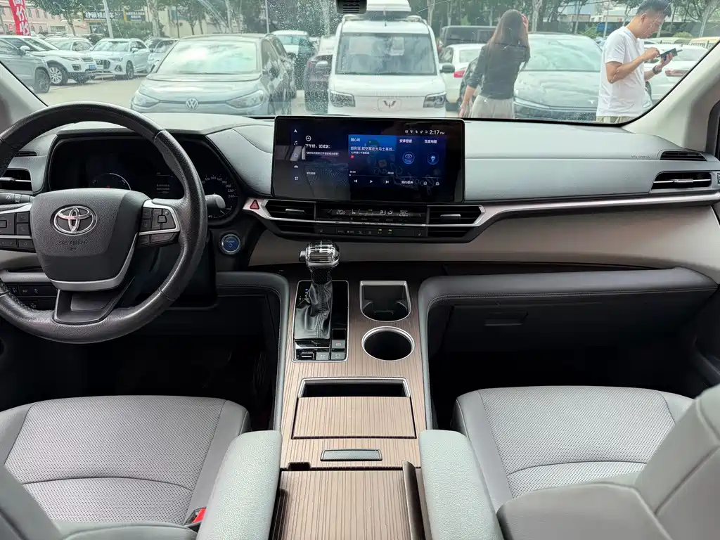 Toyota Granvia — миниатюра 9