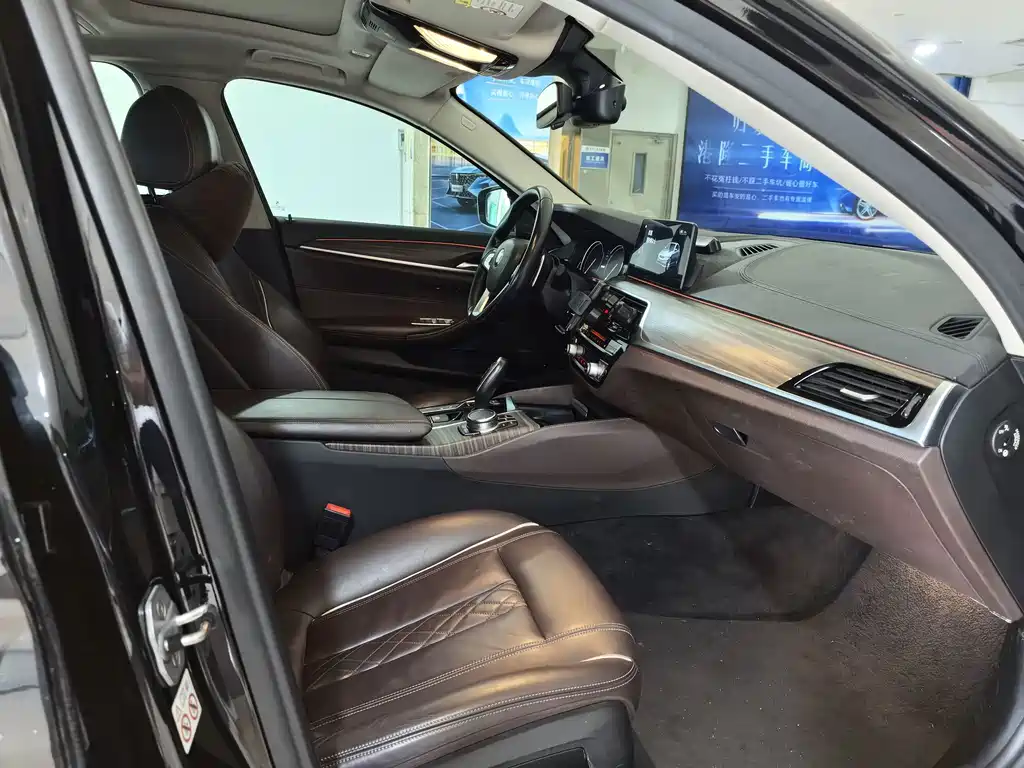BMW 5 Series — миниатюра 10