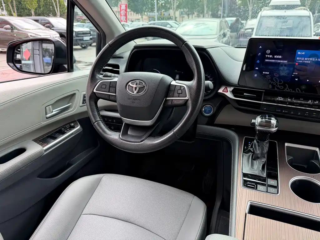 Toyota Granvia — миниатюра 11