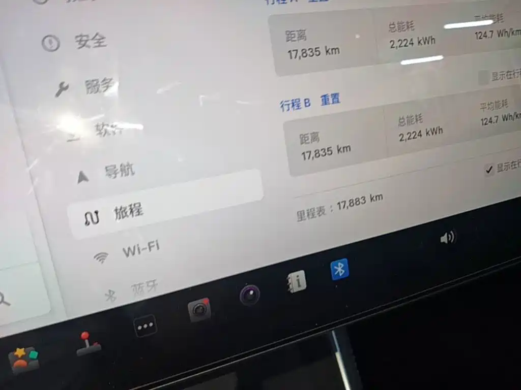 Tesla Model Y — миниатюра 12