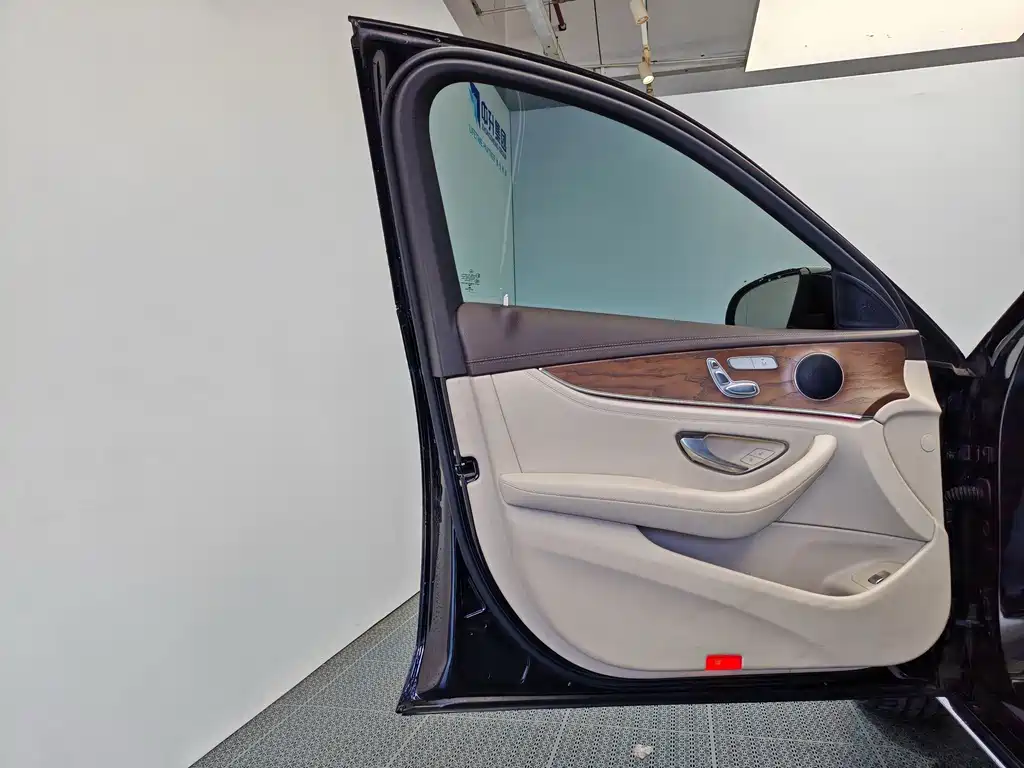 Mercedes-Benz E-Class — миниатюра 13