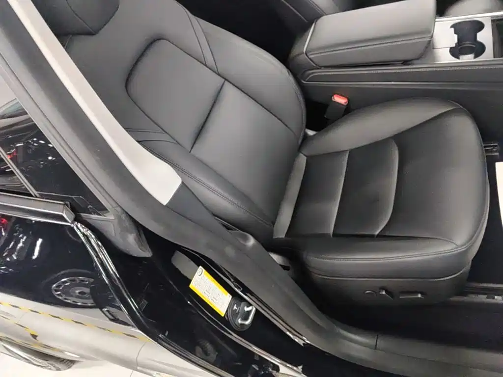 Tesla Model Y — миниатюра 25