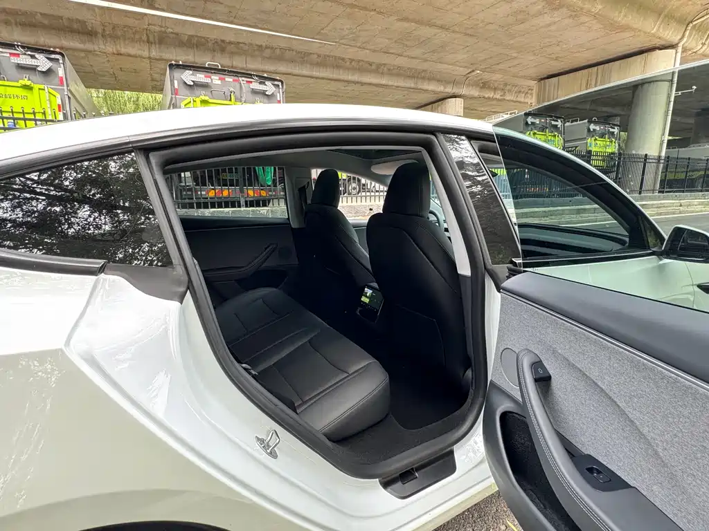 Tesla Model 3 — миниатюра 17