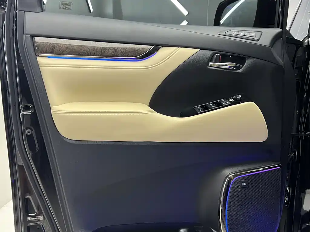 Toyota Vellfire — миниатюра 12