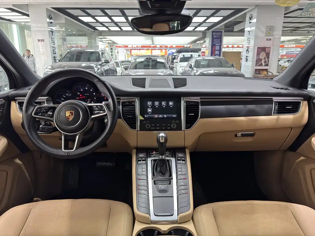 PORSCHE MACAN