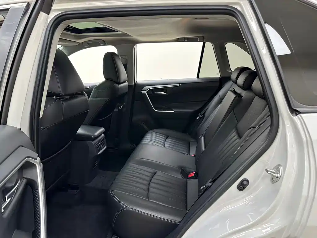 Toyota RAV4 — миниатюра 8