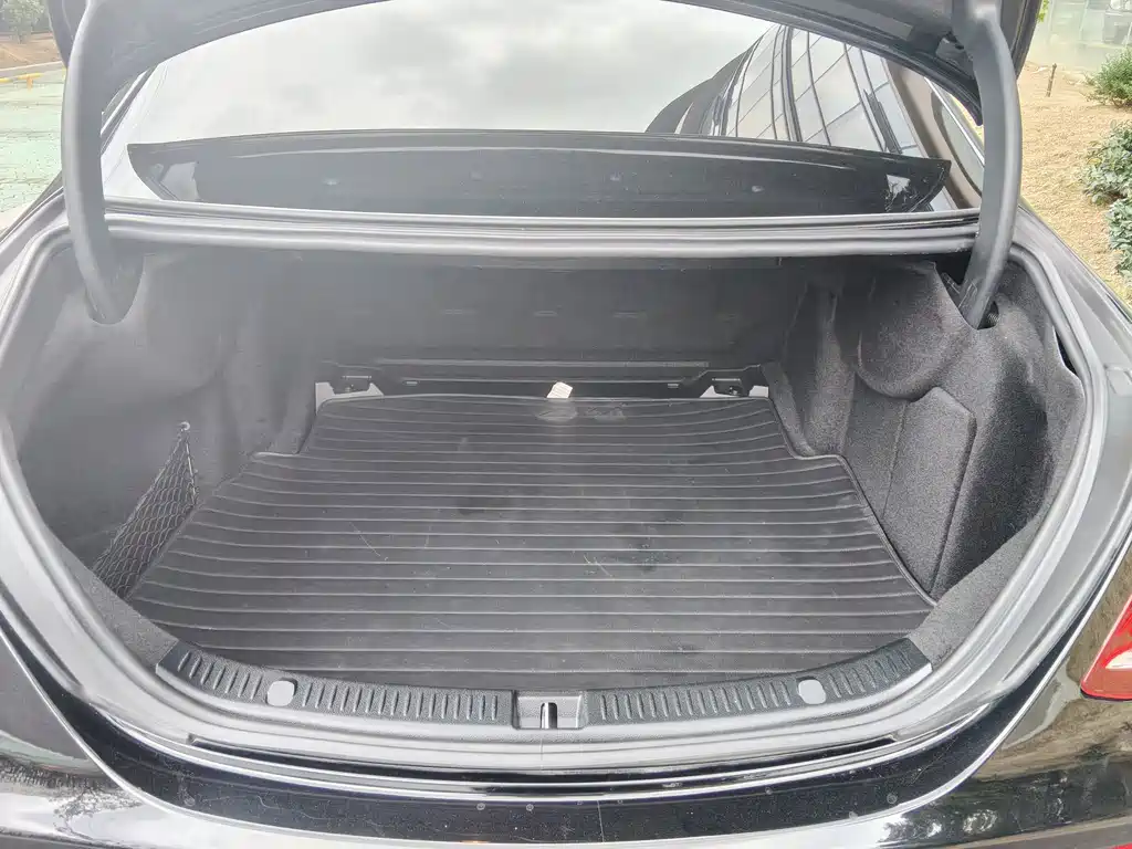 Mercedes-Benz E-Class — миниатюра 12