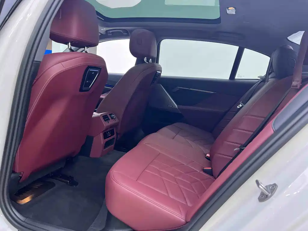 BMW 5 Series — миниатюра 7