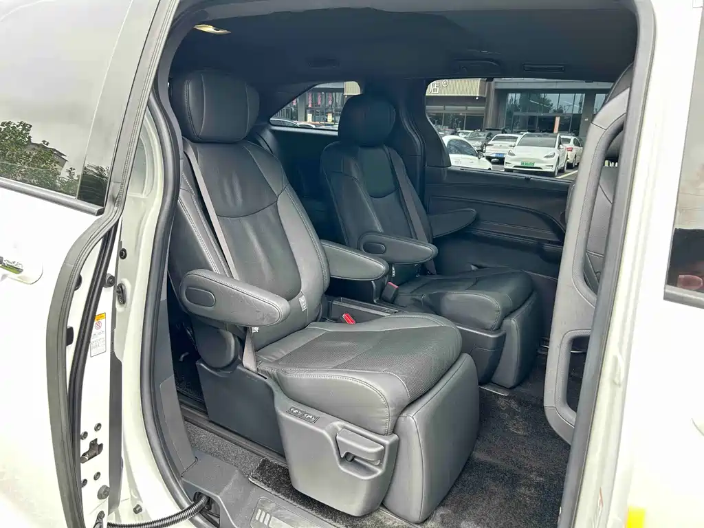 Toyota Sienna — миниатюра 8