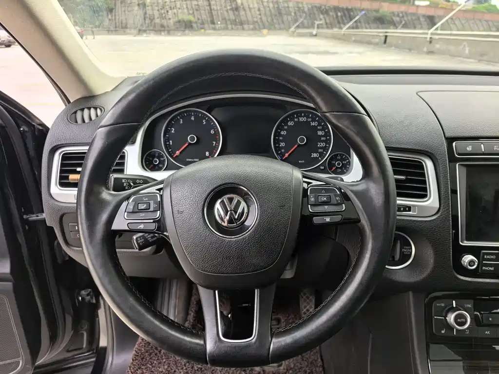 VOLKSWAGEN TOUAREG