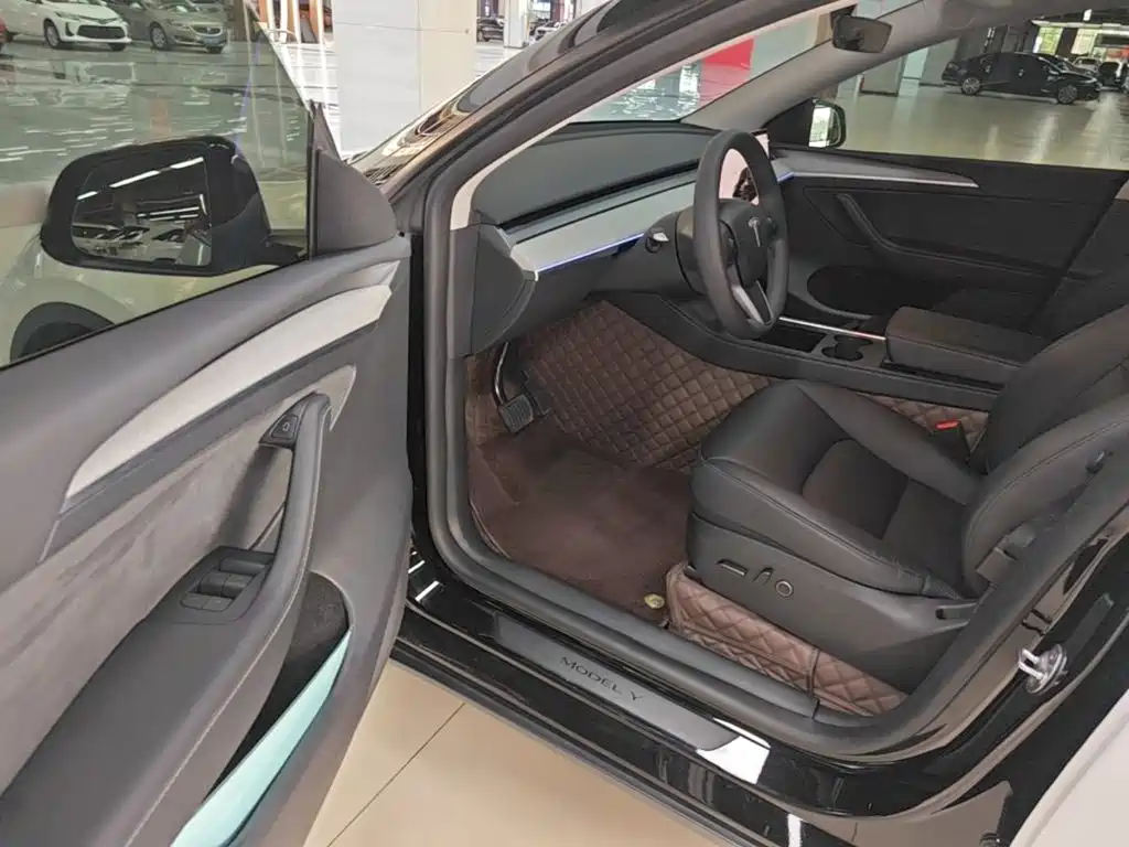 Tesla Model Y — миниатюра 16