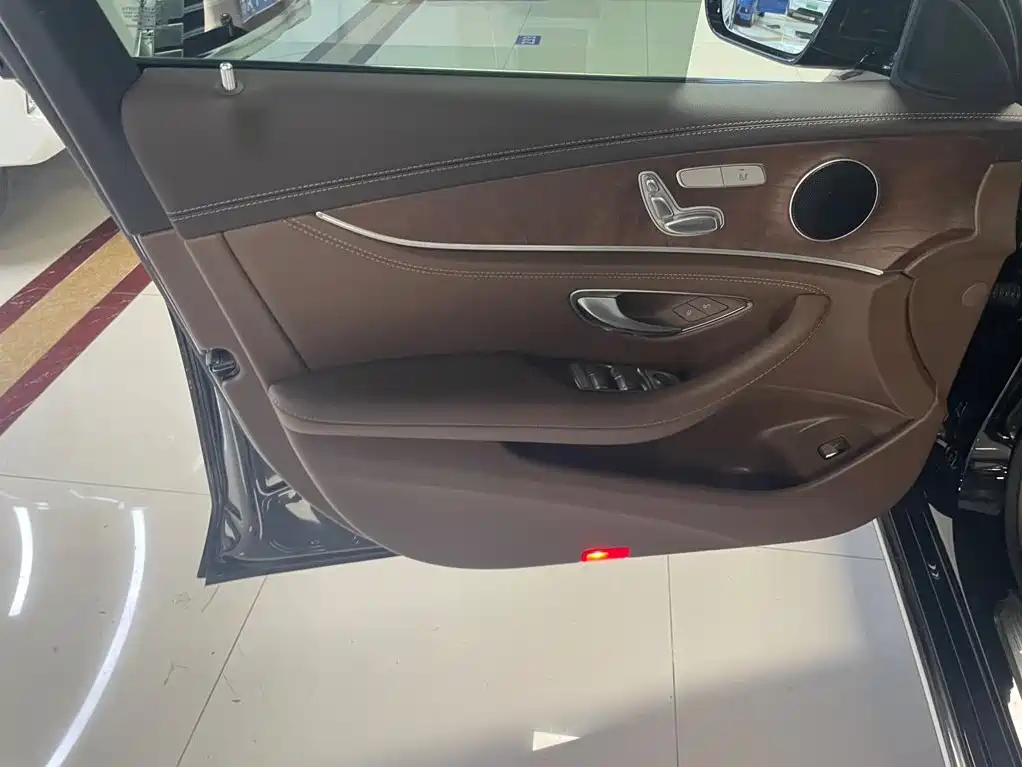 Mercedes-Benz E-Class — миниатюра 7