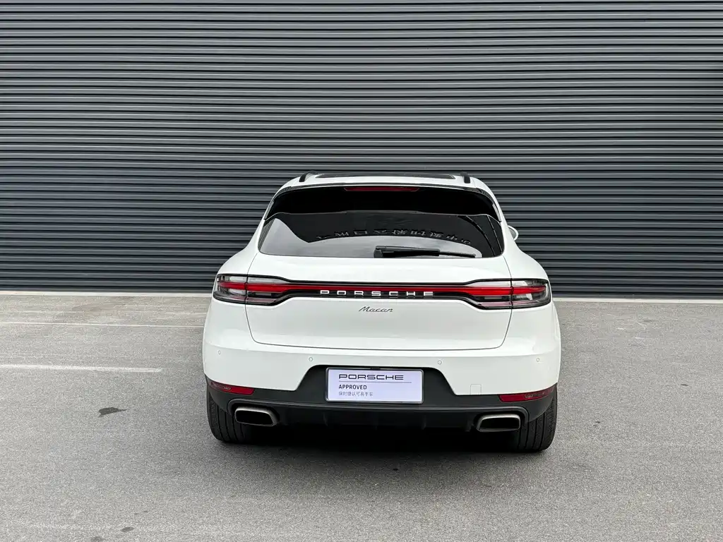 PORSCHE MACAN