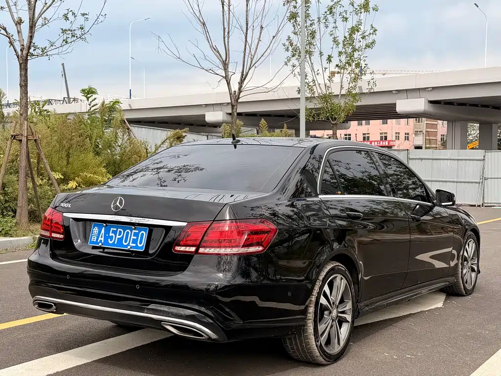 Mercedes-Benz E-Class — миниатюра 6