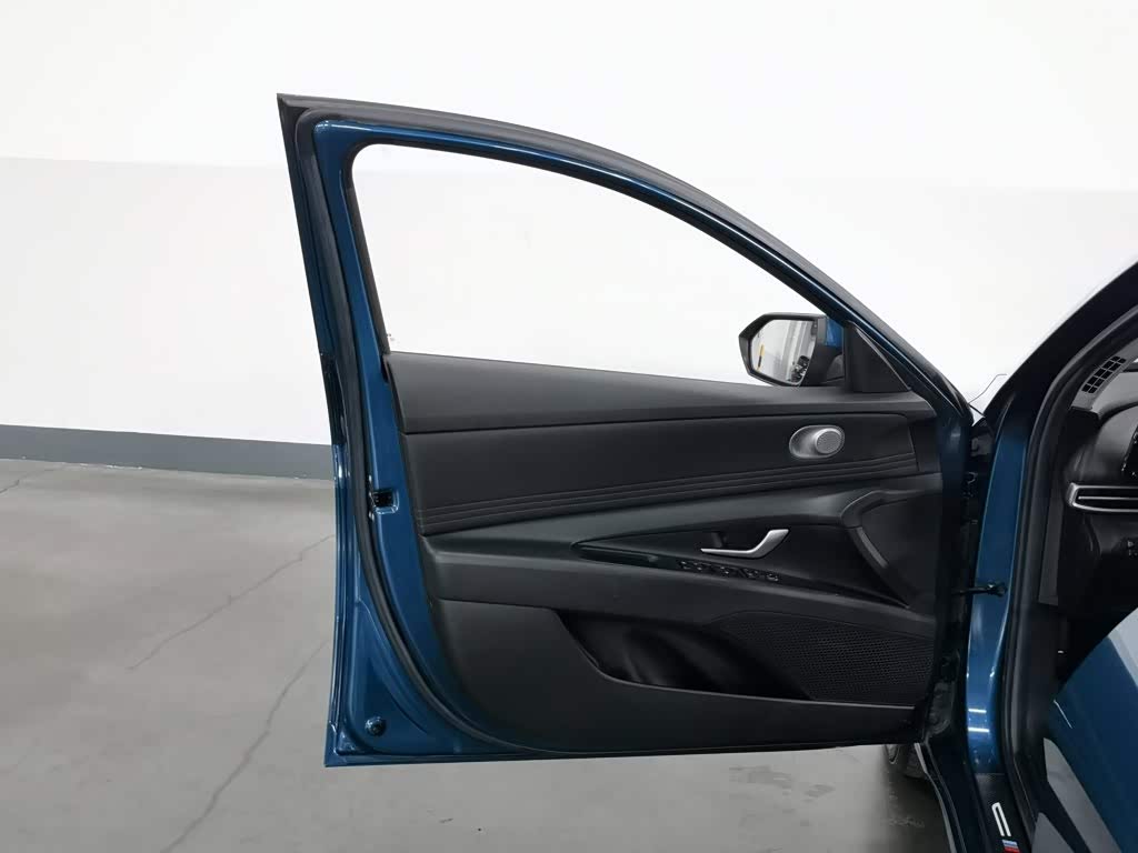 Hyundai Elantra 1.5 л 2021 г. Голубой, пробег 45199 км