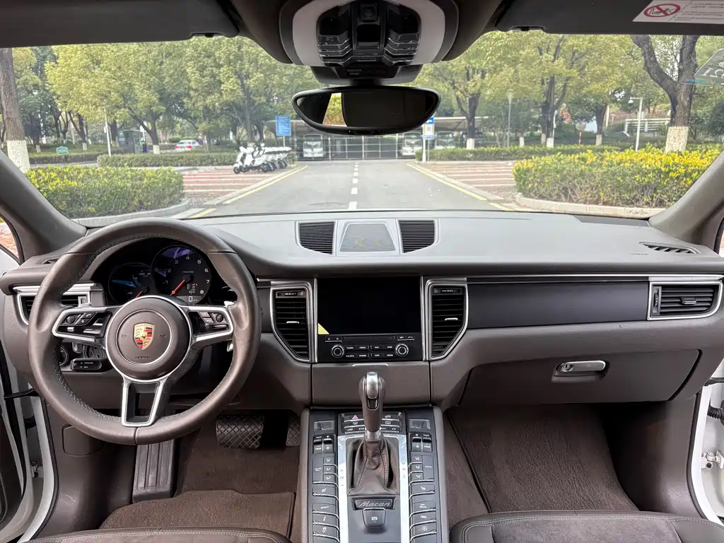 PORSCHE MACAN