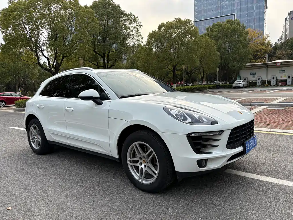 PORSCHE MACAN