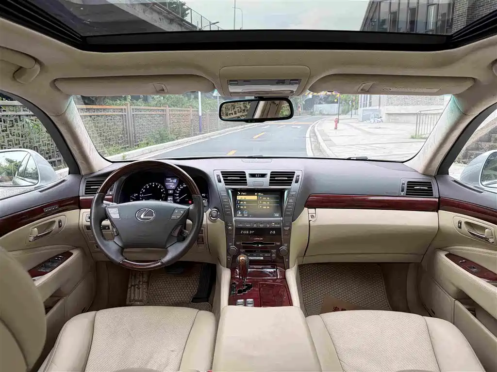 Lexus LS — миниатюра 10