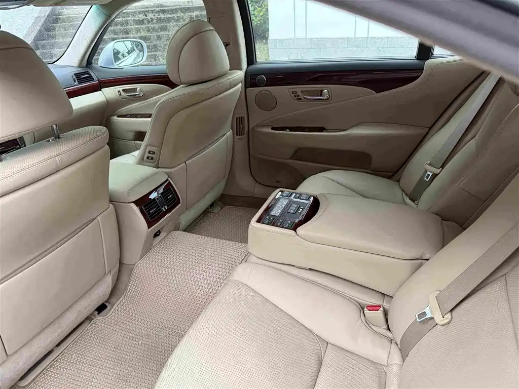Lexus LS — миниатюра 12