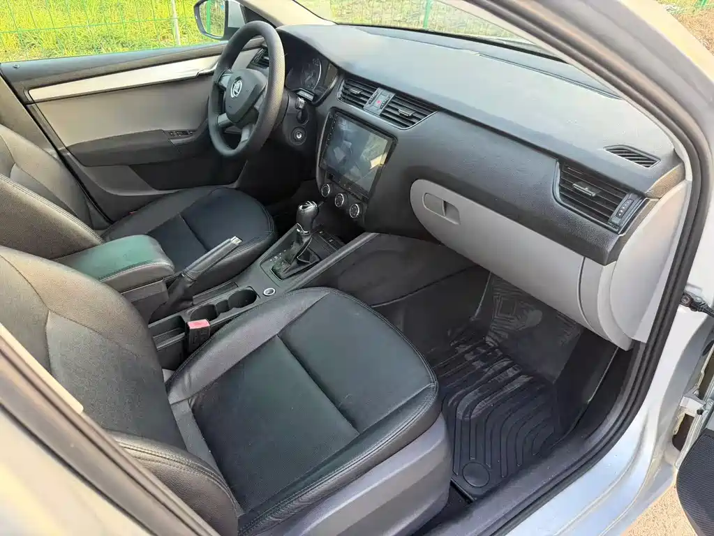 Skoda Octavia 1.6L Auto Comfort Supreme Edition, фото 13