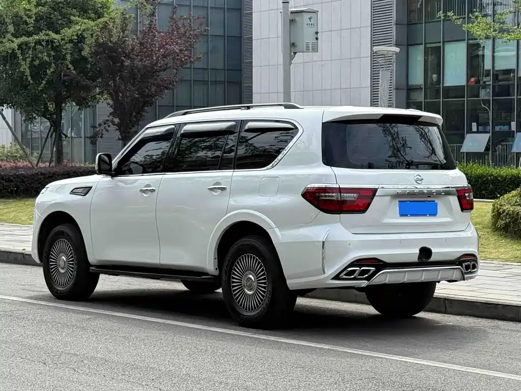 Nissan Patrol — миниатюра 15