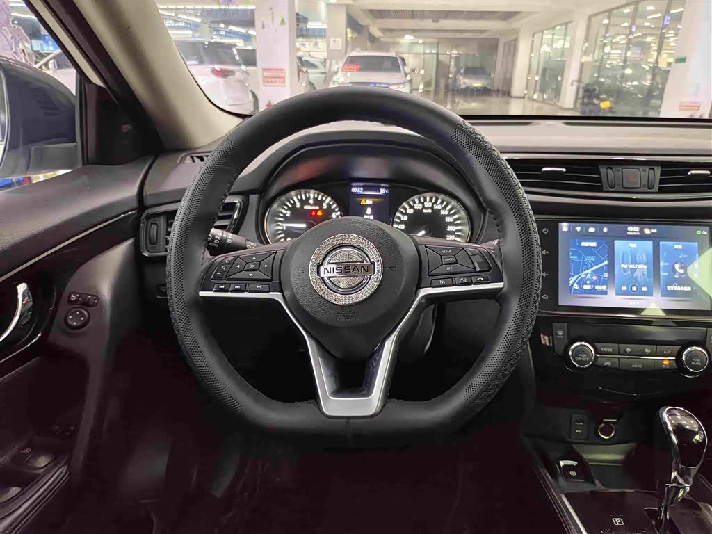 Nissan X-Trail 2.0 л 2021 г. Белый, пробег 40000 км