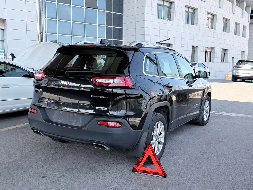 Jeep Cherokee — миниатюра 3