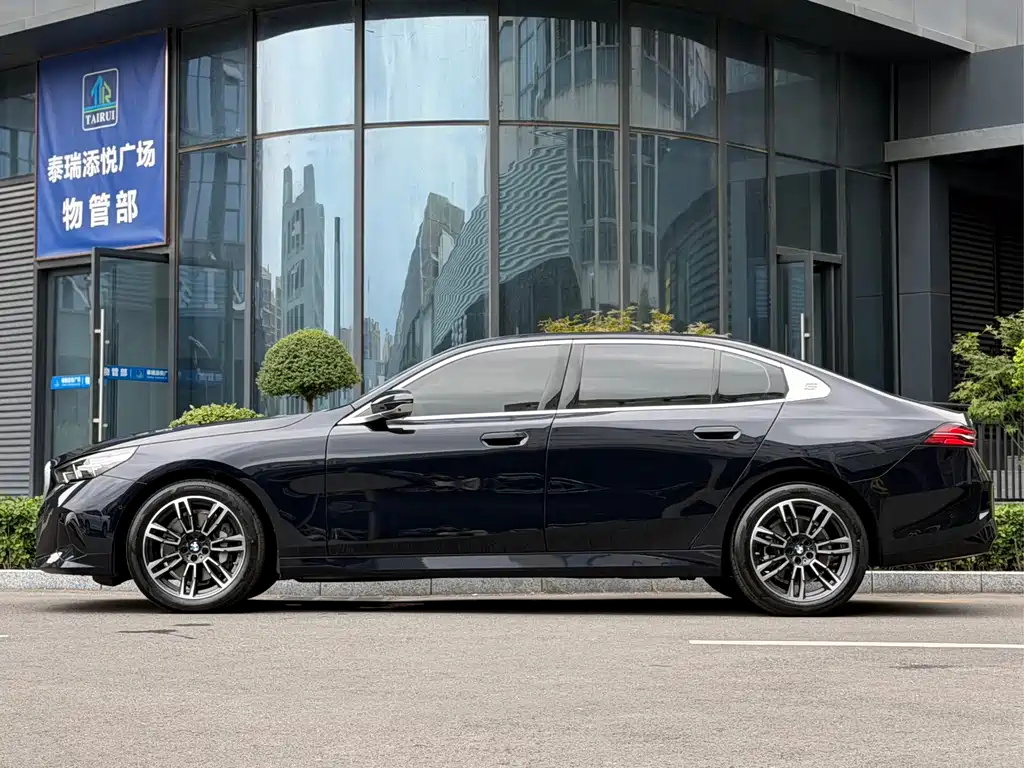 BMW 5 Series — миниатюра 5