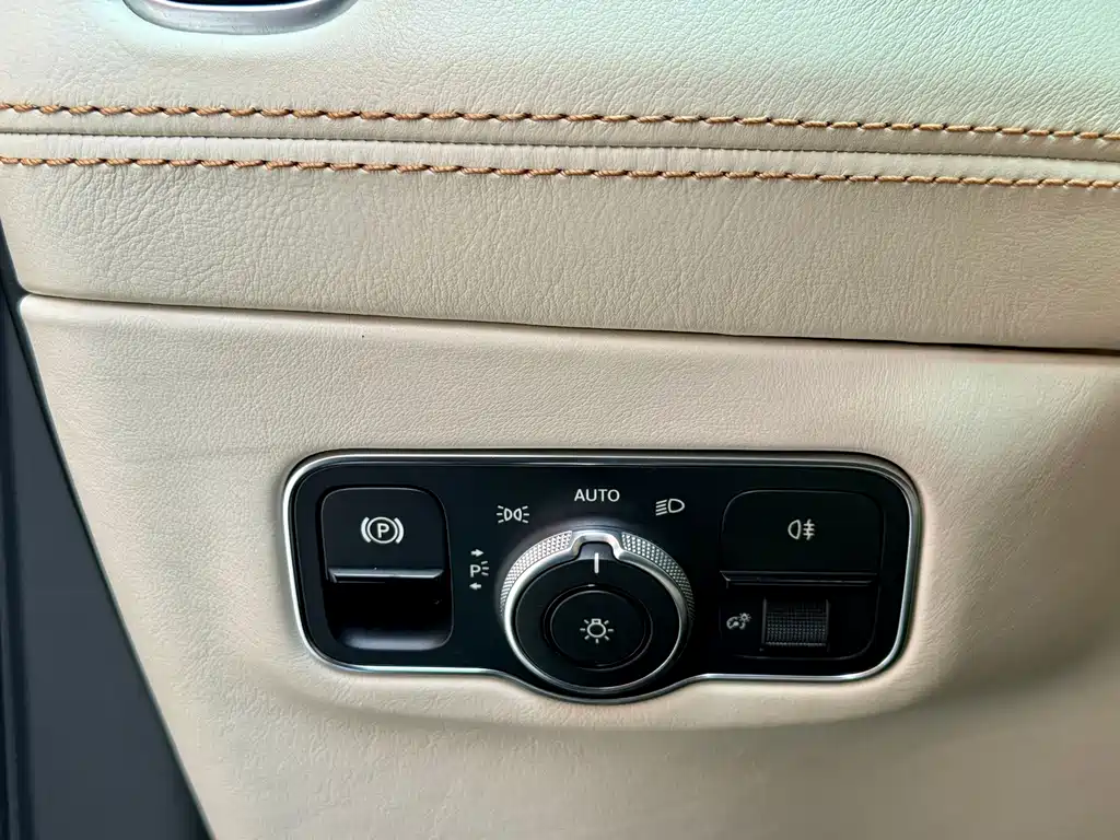 Aston Martin DBX — миниатюра 18