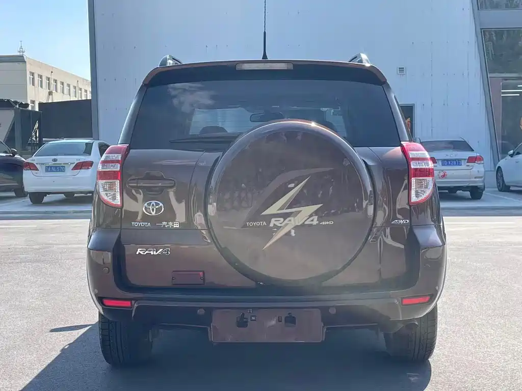 Toyota RAV4 — миниатюра 8