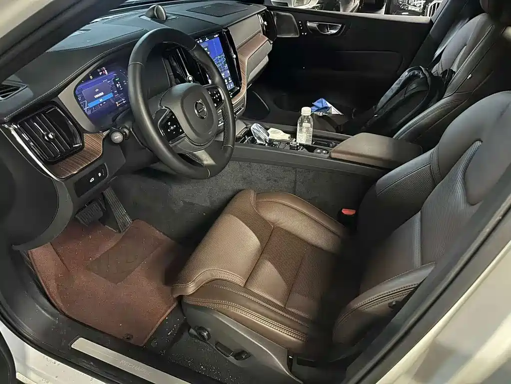 Volvo XC60 PHEV — миниатюра 3