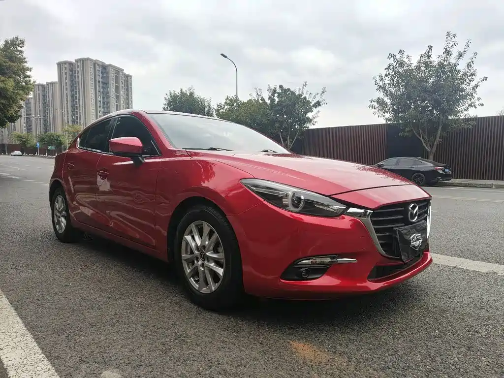 Mazda Mazda3 3 2017 1.5L AT Luxury V