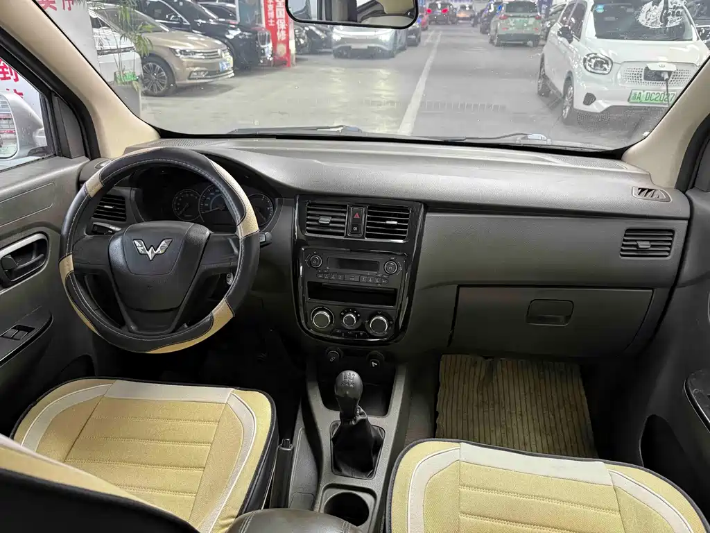 Wuling Rongguang V — миниатюра 5