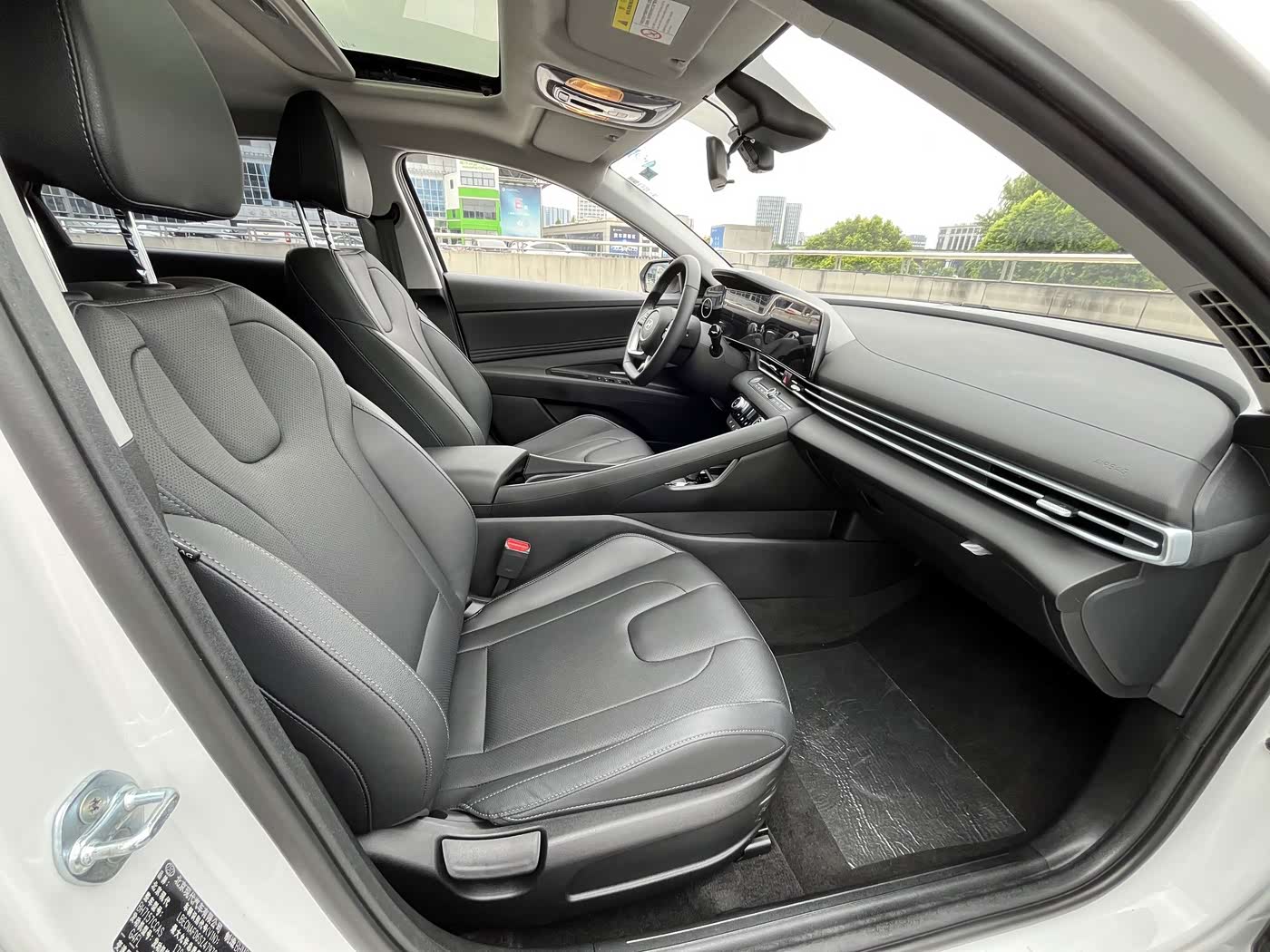 Hyundai Elantra 1.5 л 2025 г. Белый, пробег 9000 км
