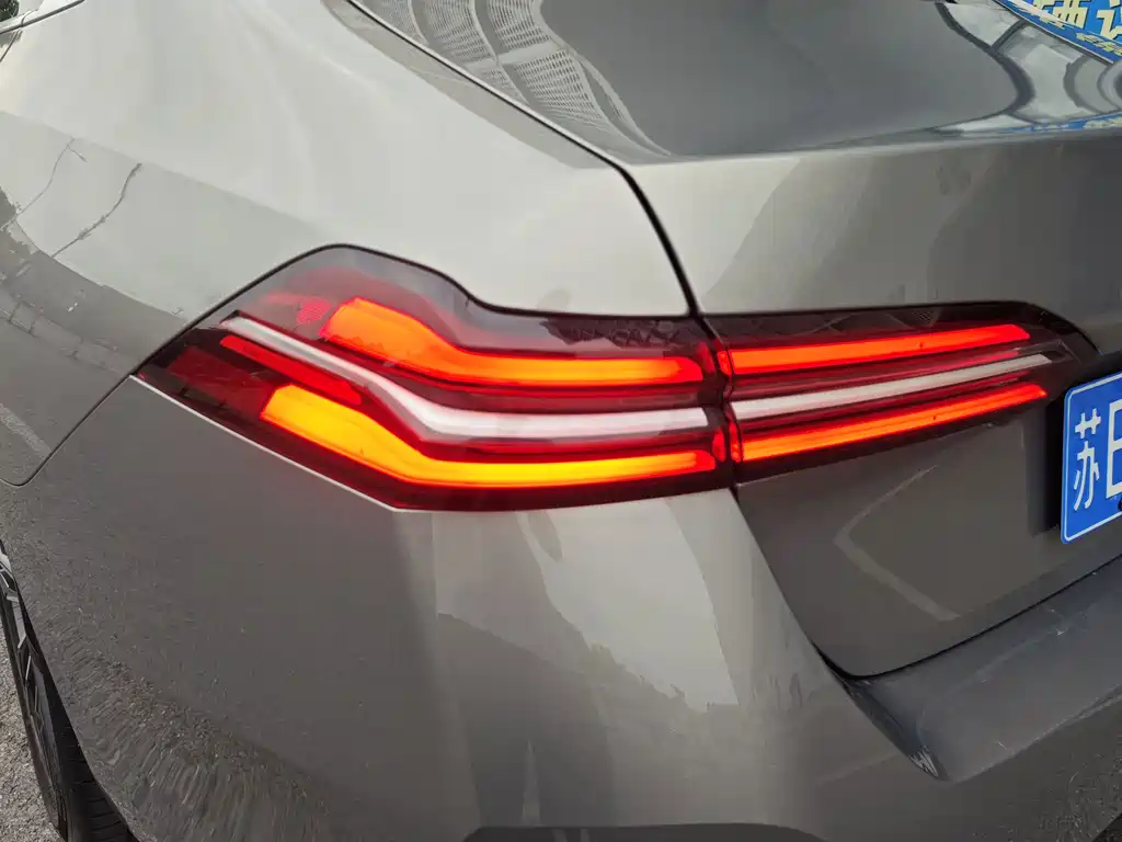 BMW 5 Series — миниатюра 9