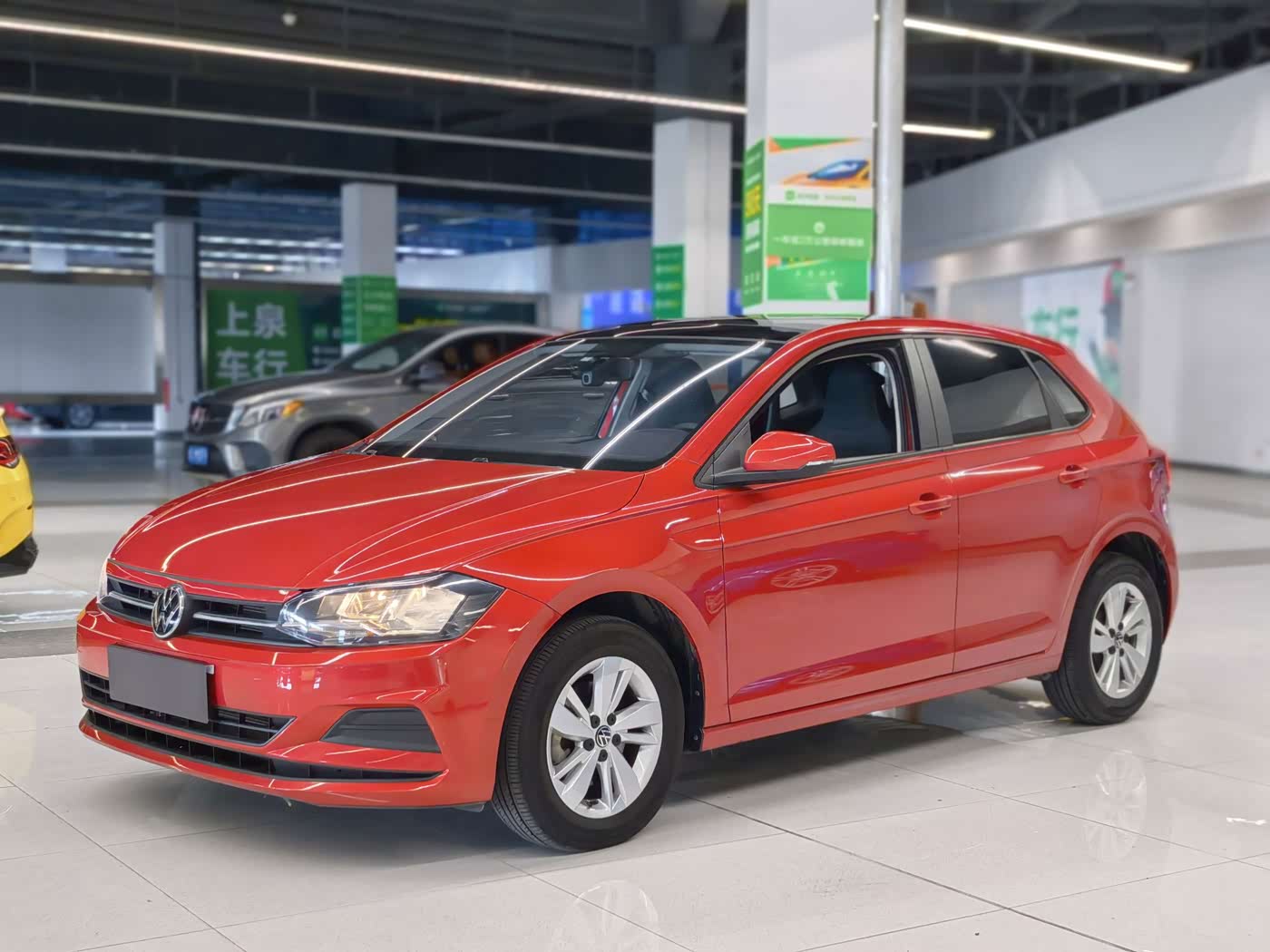 Volkswagen Polo 1.5 л 2022 г. красный/фиолетовый, пробег 28000 км
