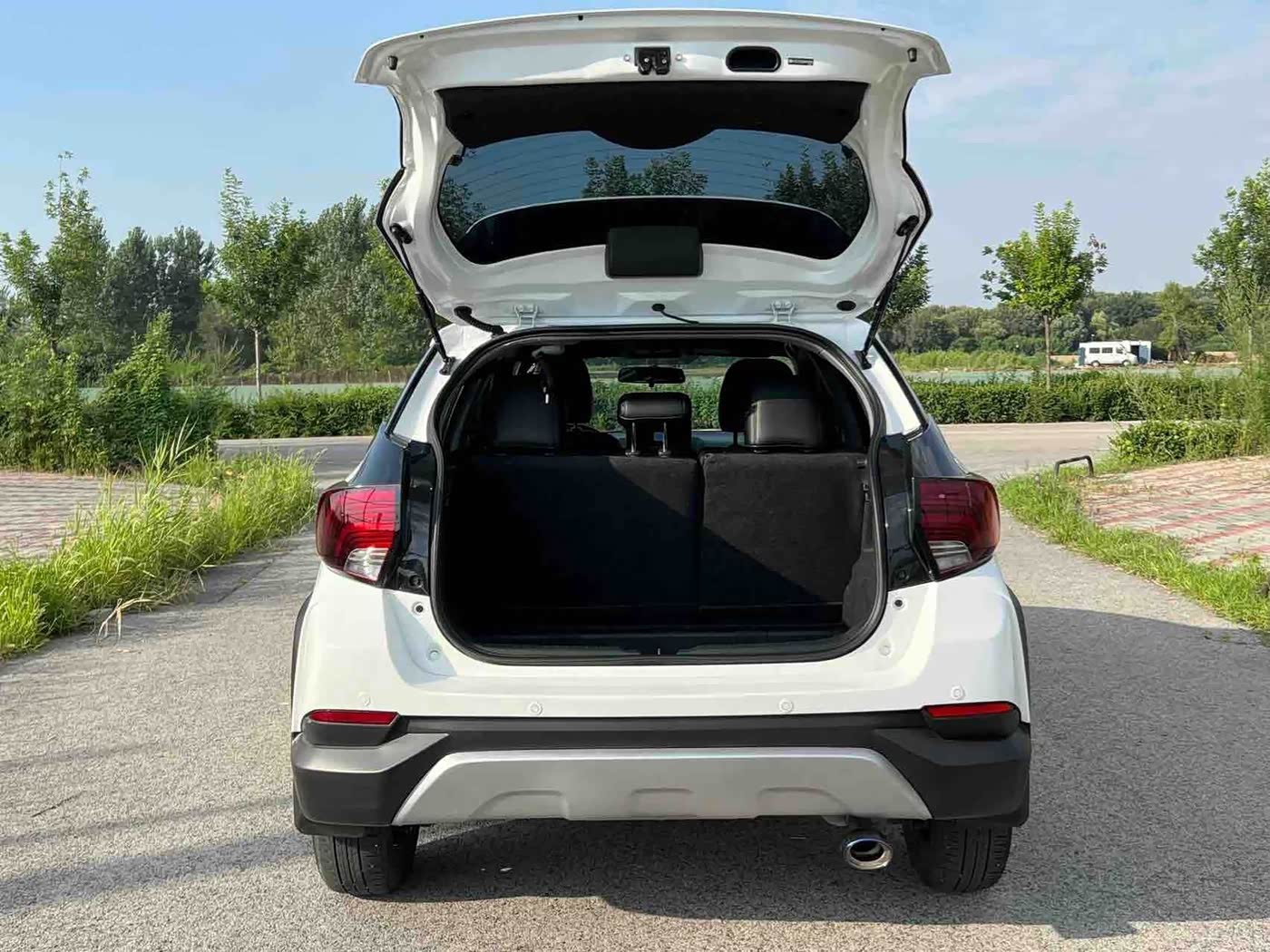 Toyota YARiS L Zhi Xuan 1.5 л 2023 г. Белый, пробег 18000 км