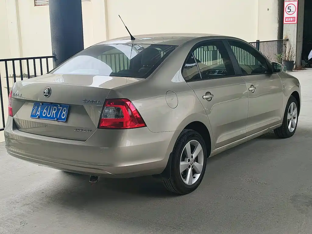 Skoda Rapid — миниатюра 4