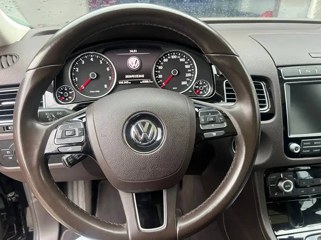 VOLKSWAGEN TOUAREG