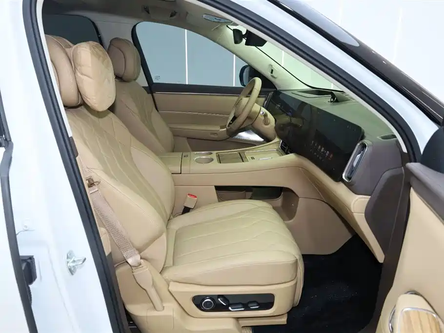 AITO ASK THE WORLD M8