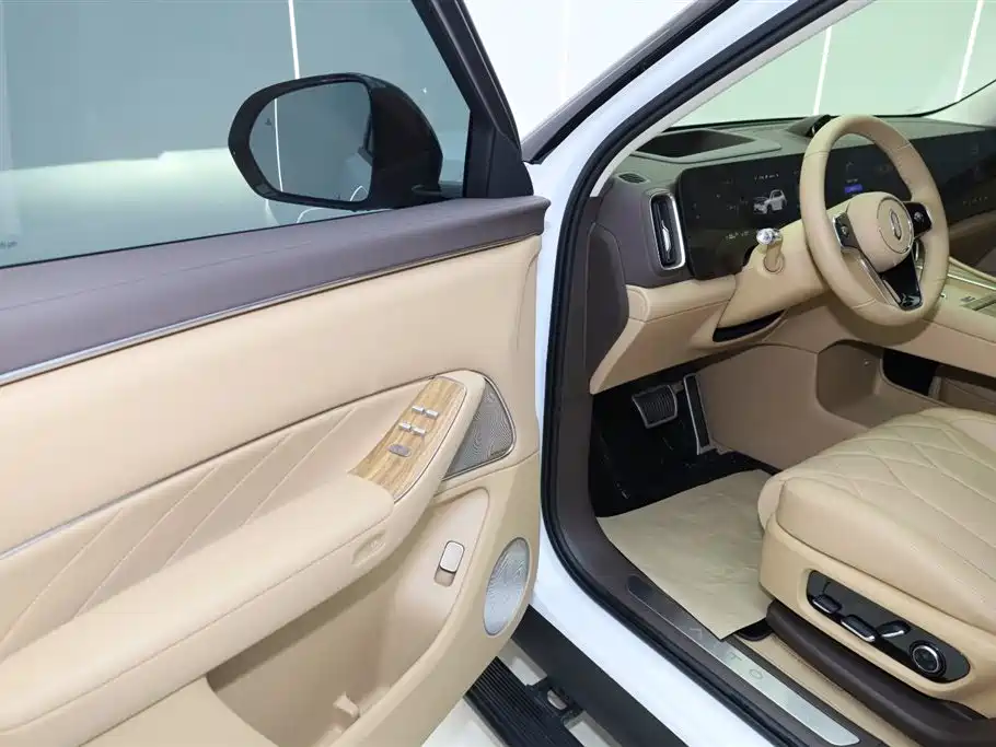 AITO ASK THE WORLD M8