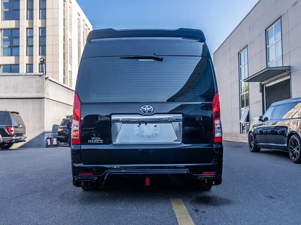 Toyota HiAce 2024 3.5L AT