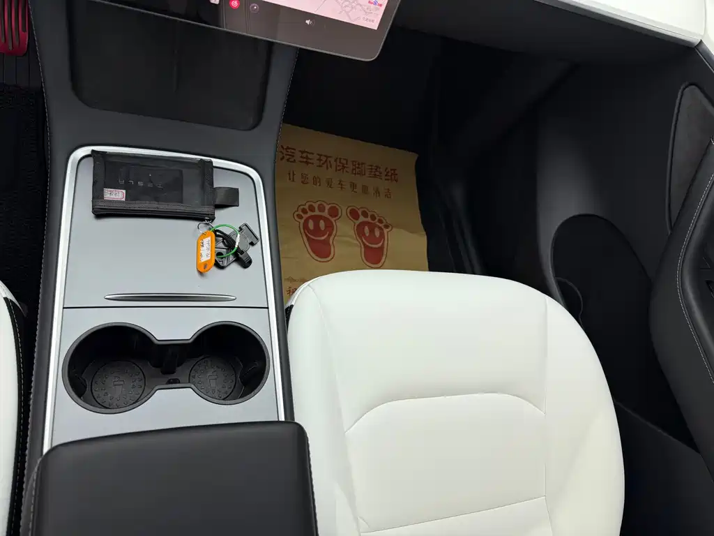 Tesla Model Y — миниатюра 8