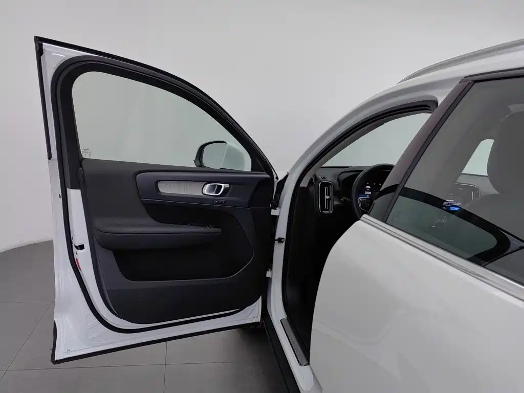 Volvo XC40 — миниатюра 8